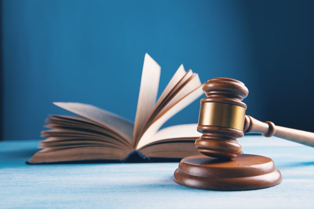 Gerichtshammer und Unterlagen als Symbol für Testamentsvollstreckung und Nachlasspflegschaft